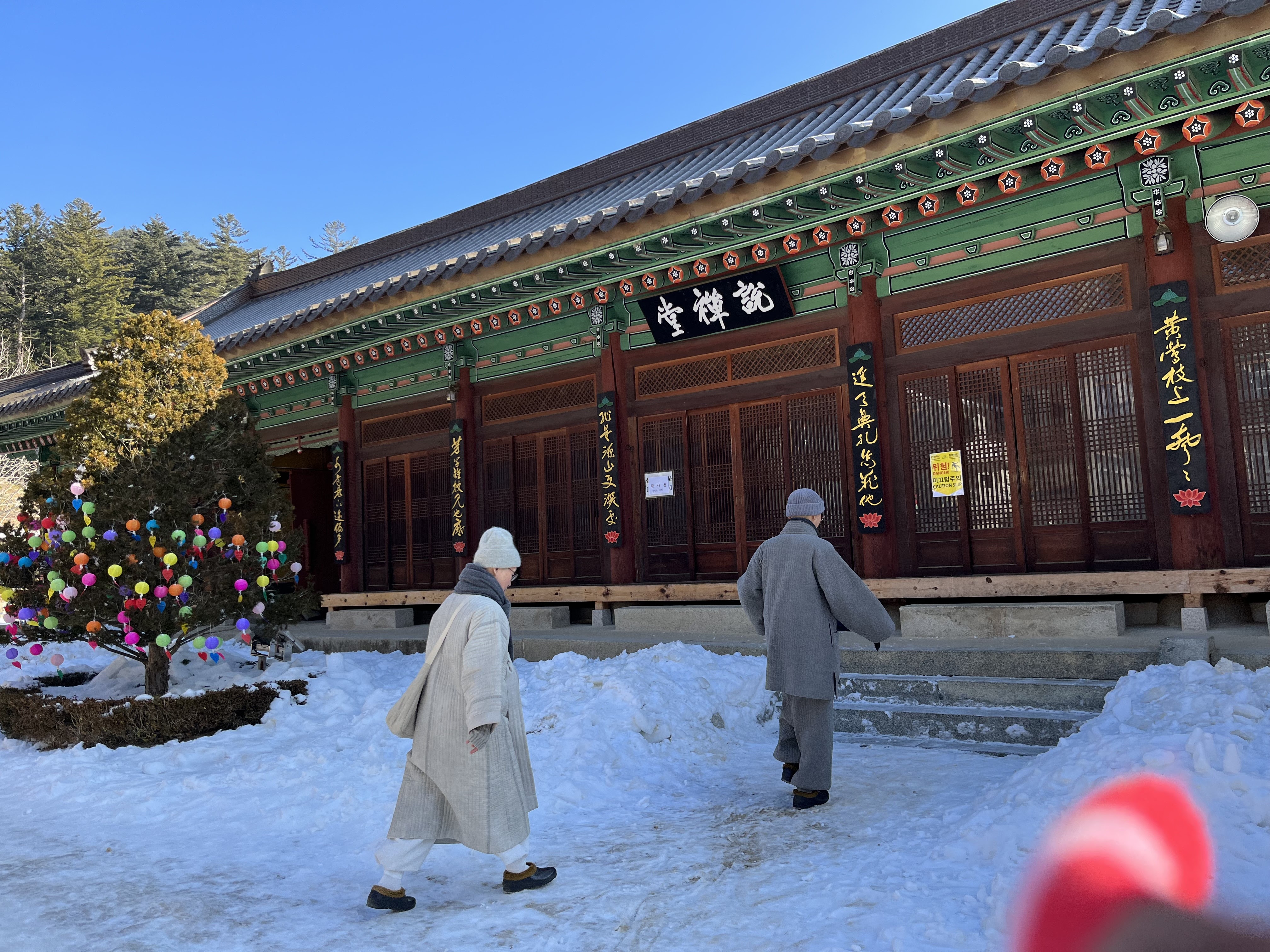 monk and nun of Woljeongsa